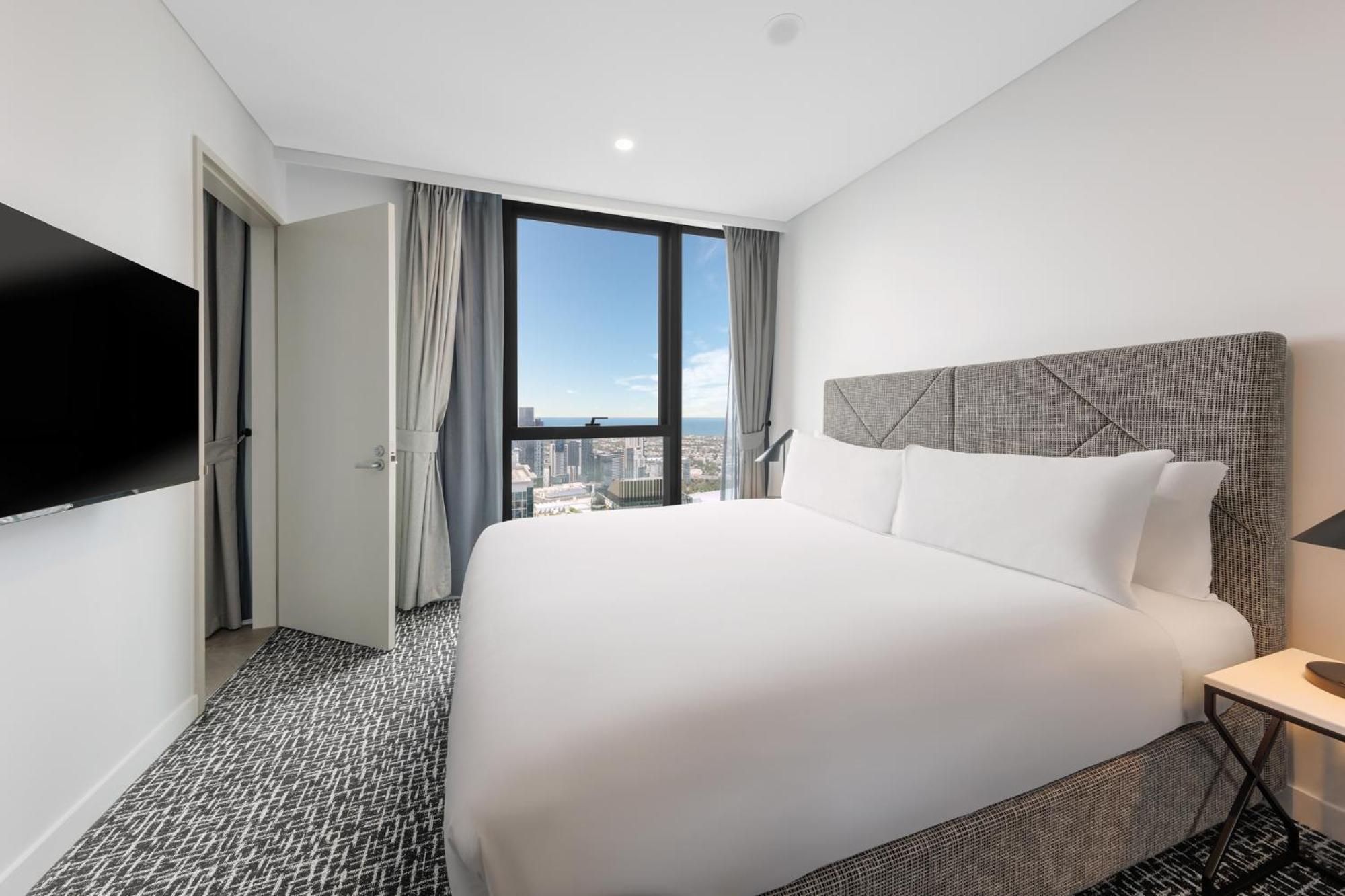 Meriton Suites Melbourne Exteriör bild A bedroom at the hotel