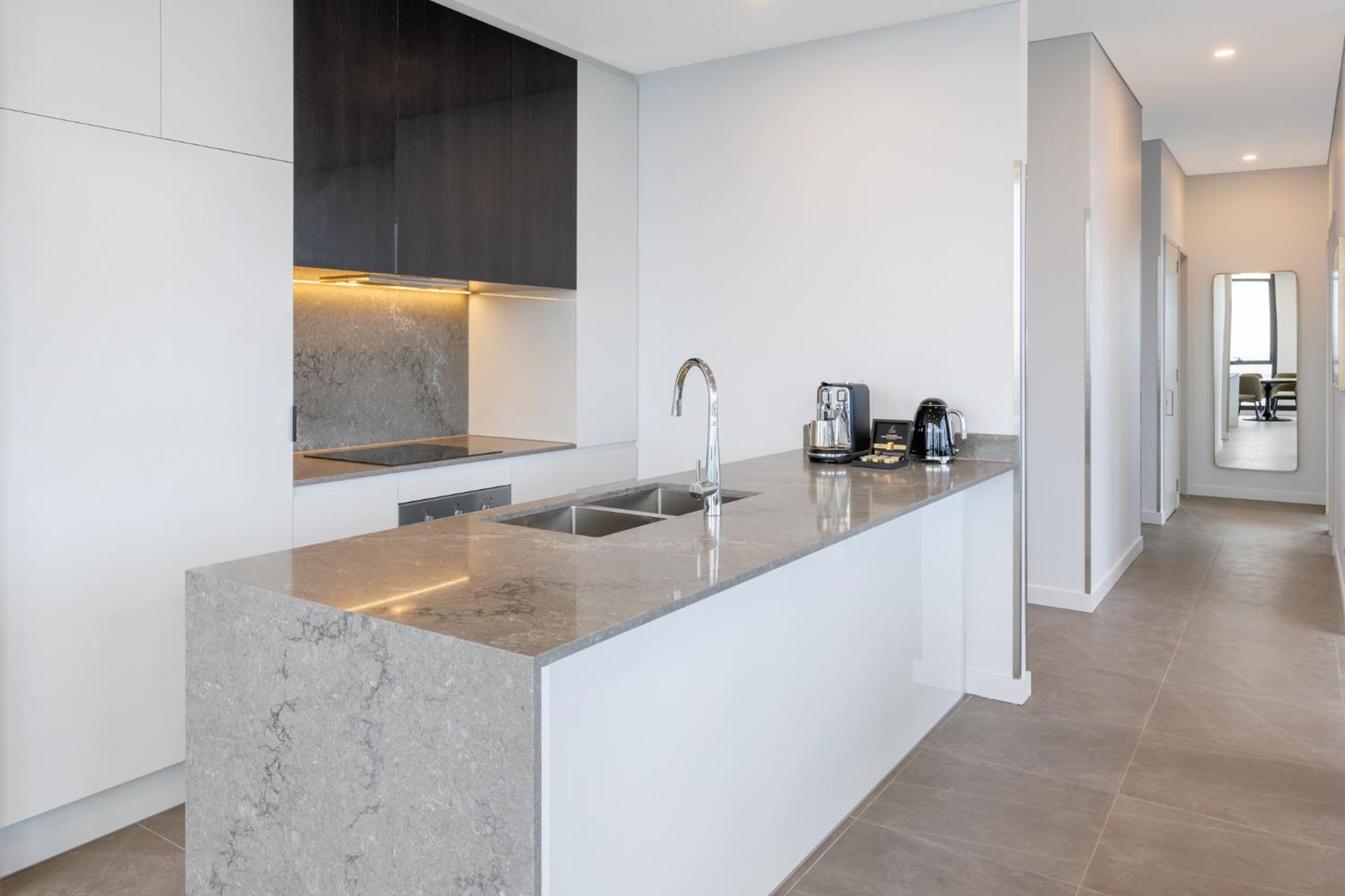 Meriton Suites Melbourne Exteriör bild A kitchen in a typical apartment