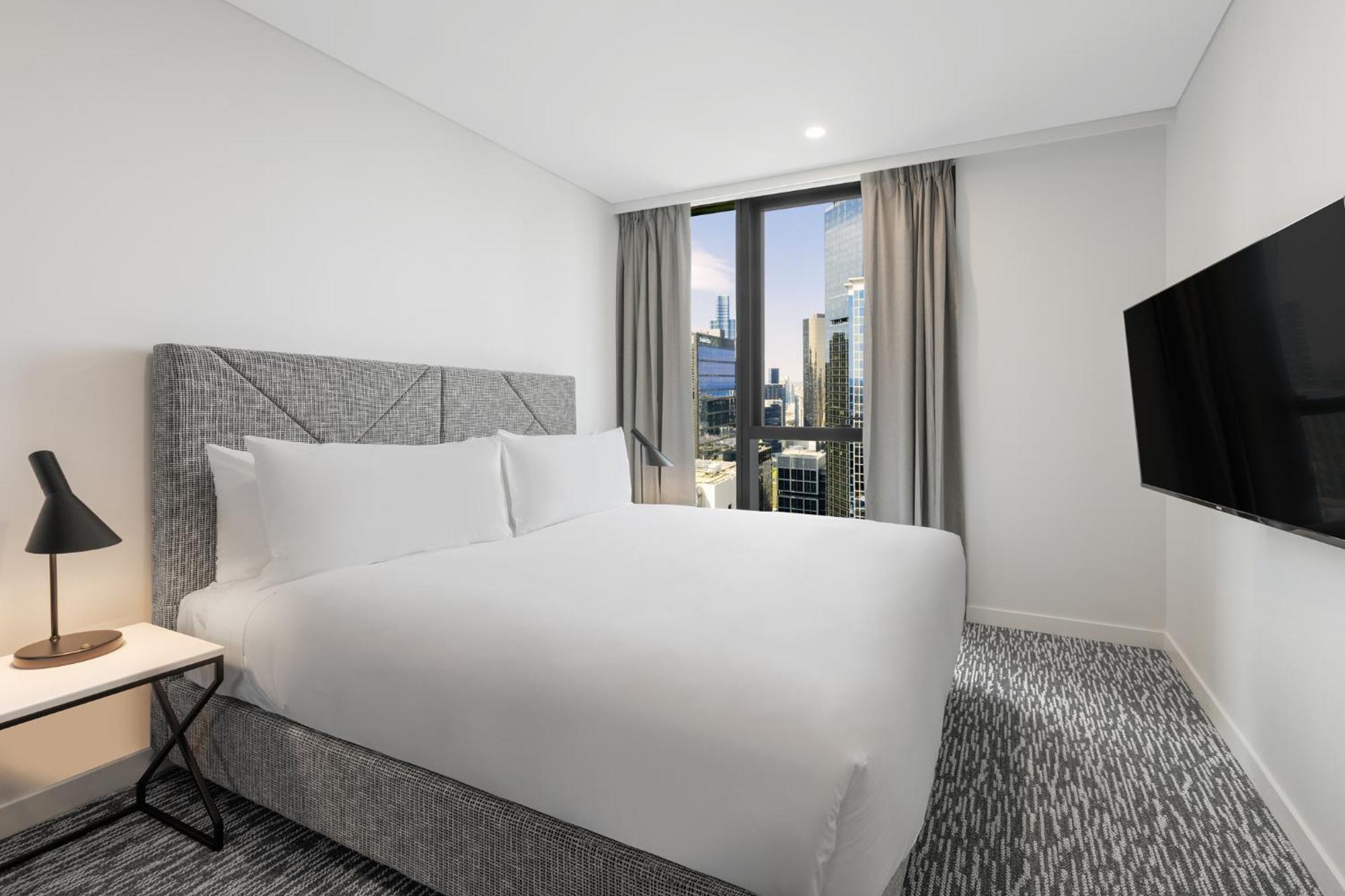 Meriton Suites Melbourne Exteriör bild A bedroom at the hotel