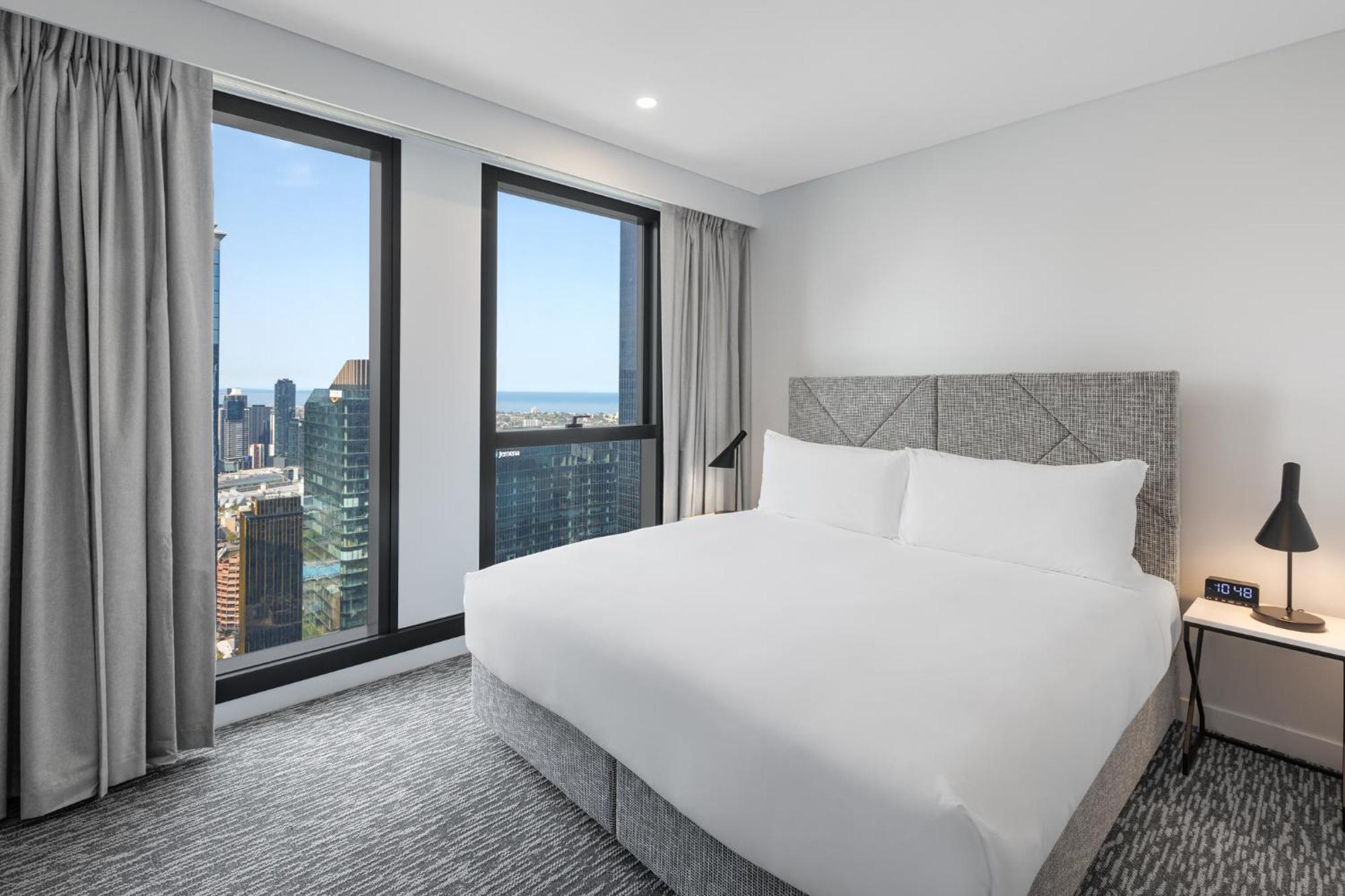 Meriton Suites Melbourne Exteriör bild A bedroom at the hotel