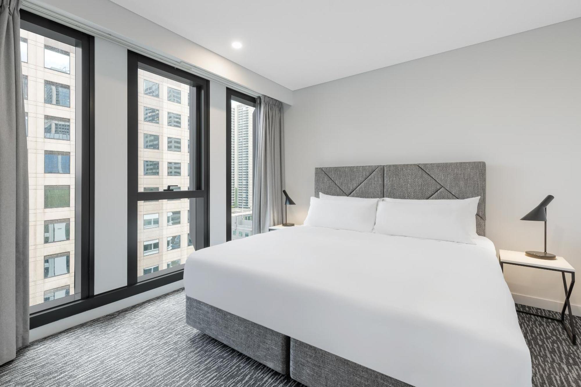 Meriton Suites Melbourne Exteriör bild A bedroom at the hotel