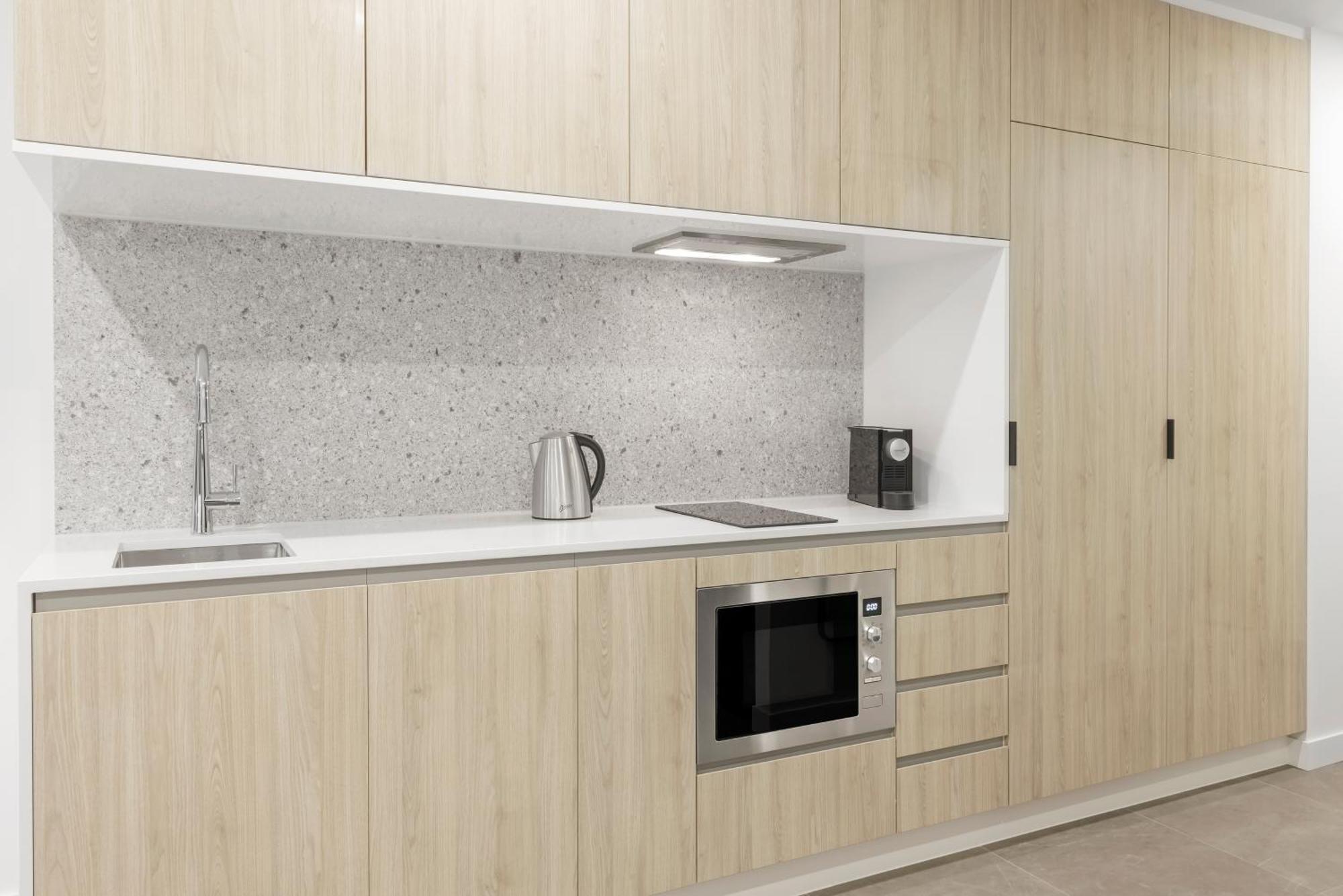 Meriton Suites Melbourne Exteriör bild A kitchen in a typical apartment