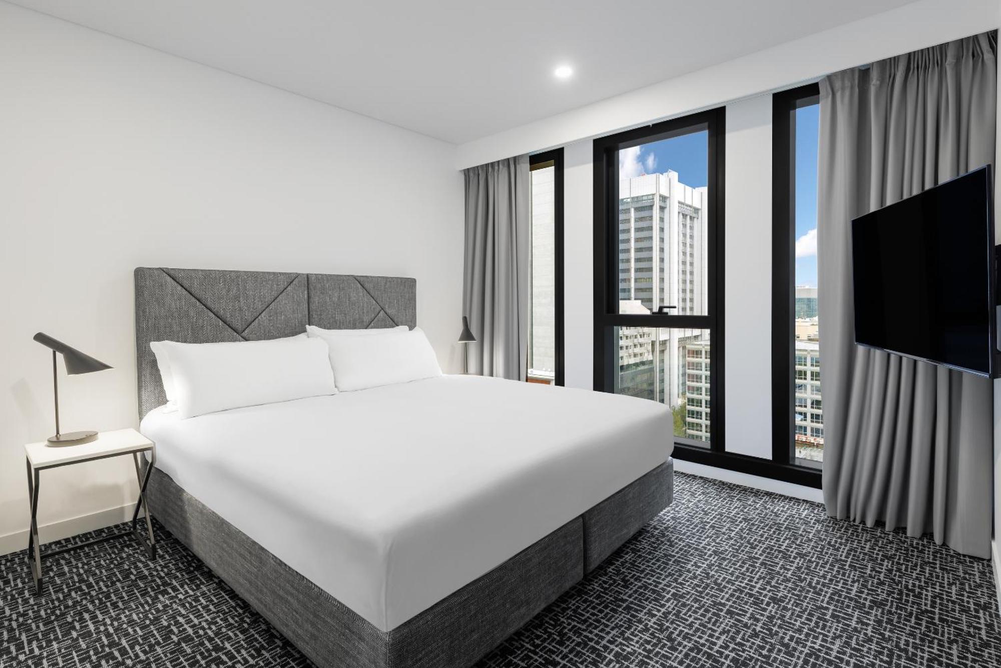 Meriton Suites Melbourne Exteriör bild A bedroom at the hotel